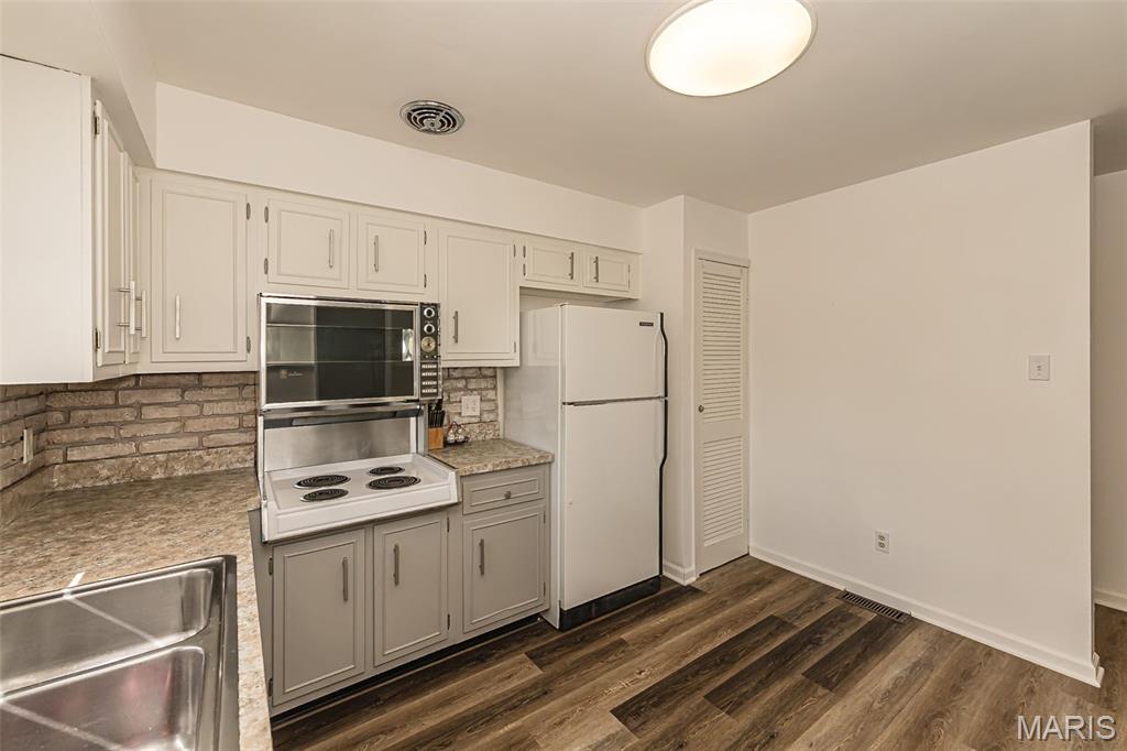 4327 Chateau De Ville Drive Property Photo 8