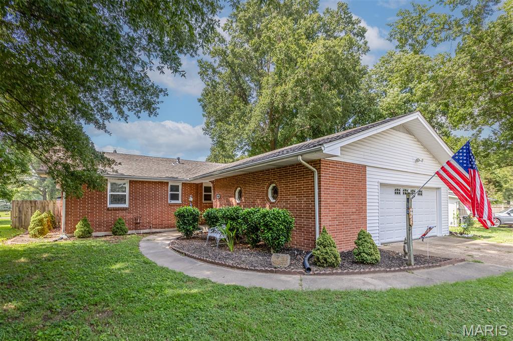 900 Hawthorn Drive Property Photo 1