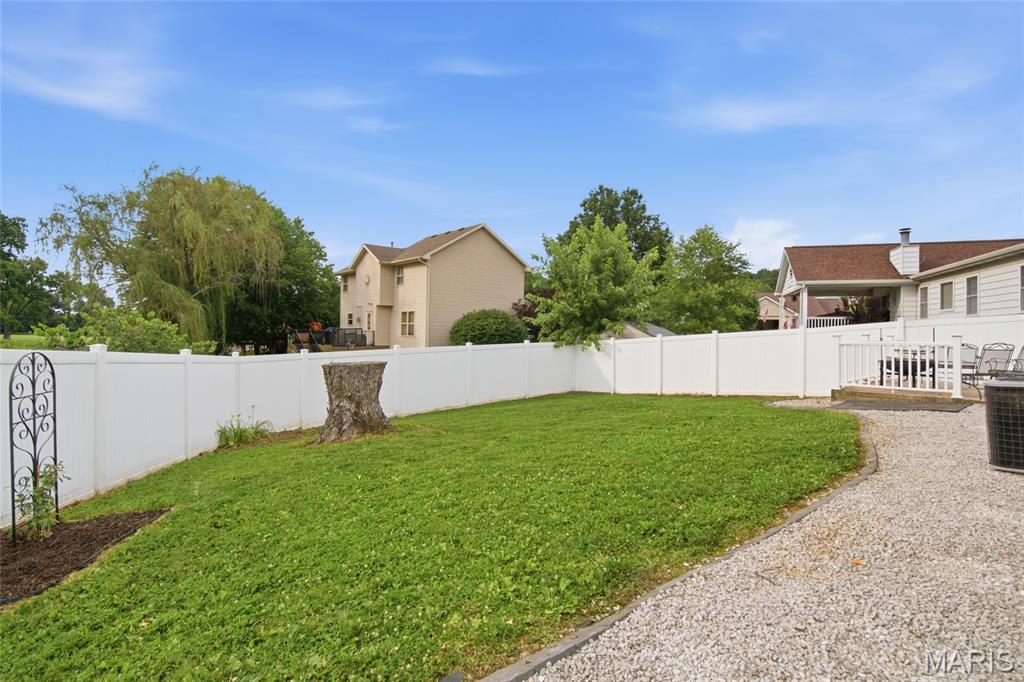 403 E Locust Street Property Photo 4