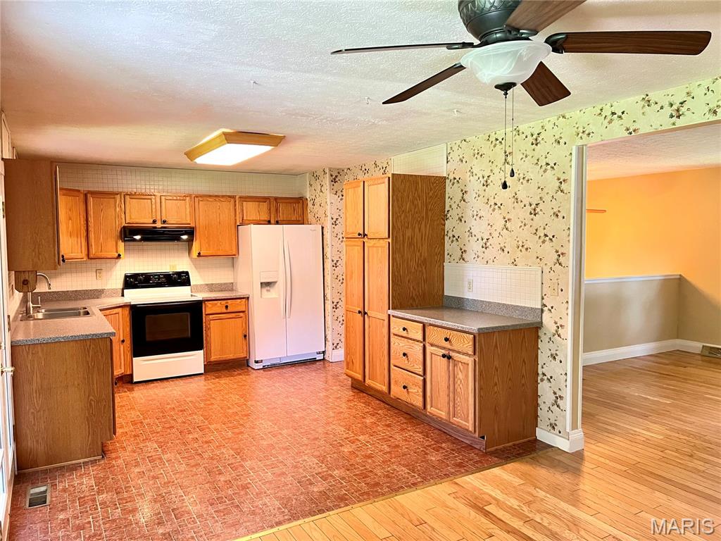 1310 Hillview Drive Property Photo 3