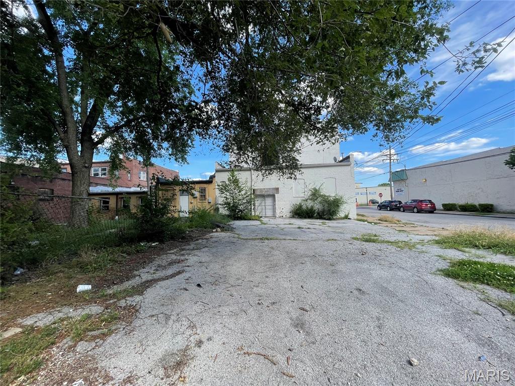 7427 S Broadway Property Photo 4