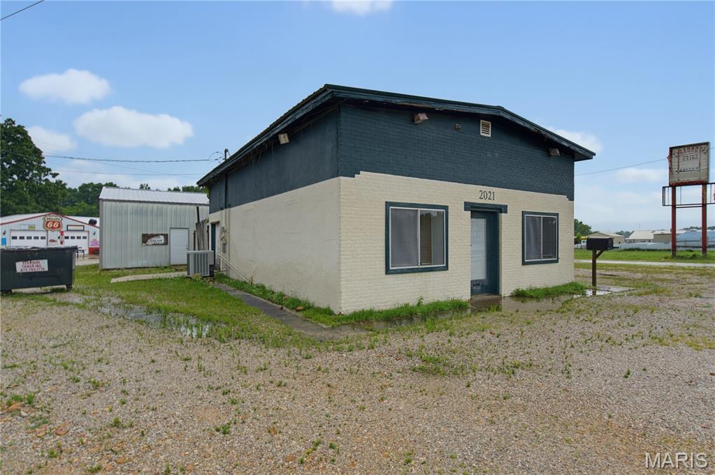 2021 S Westwood Boulevard Property Photo 3