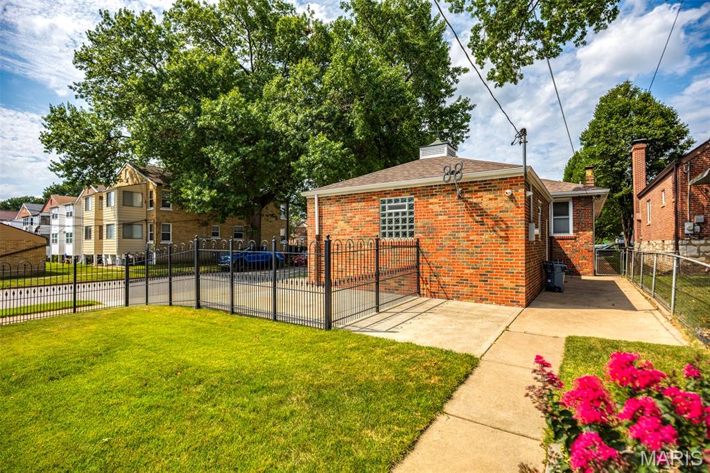 6066 Sutherland Avenue Property Photo 4
