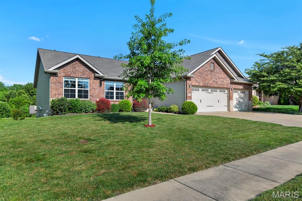 1913 Crimson Oak Drive Property Photo 2