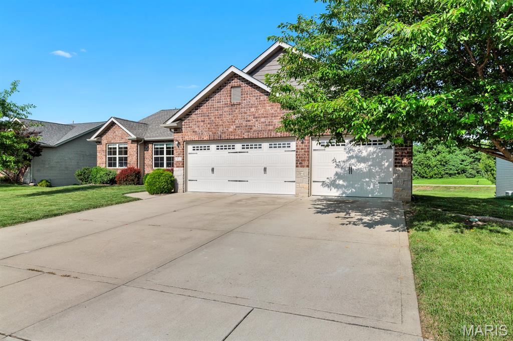 1913 Crimson Oak Drive Property Photo 3