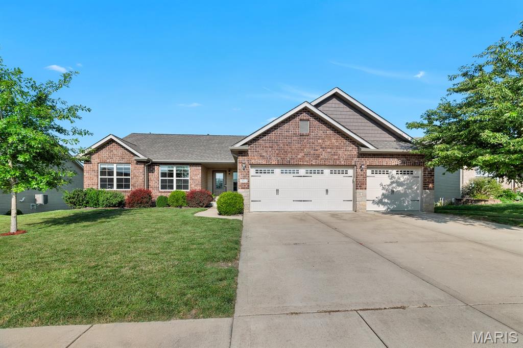 1913 Crimson Oak Drive Property Photo 4