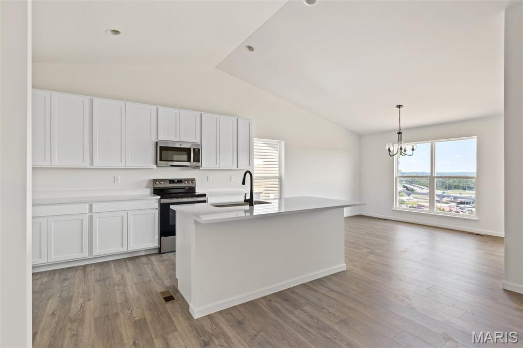 2337 Castle Hill Drive Property Photo 7
