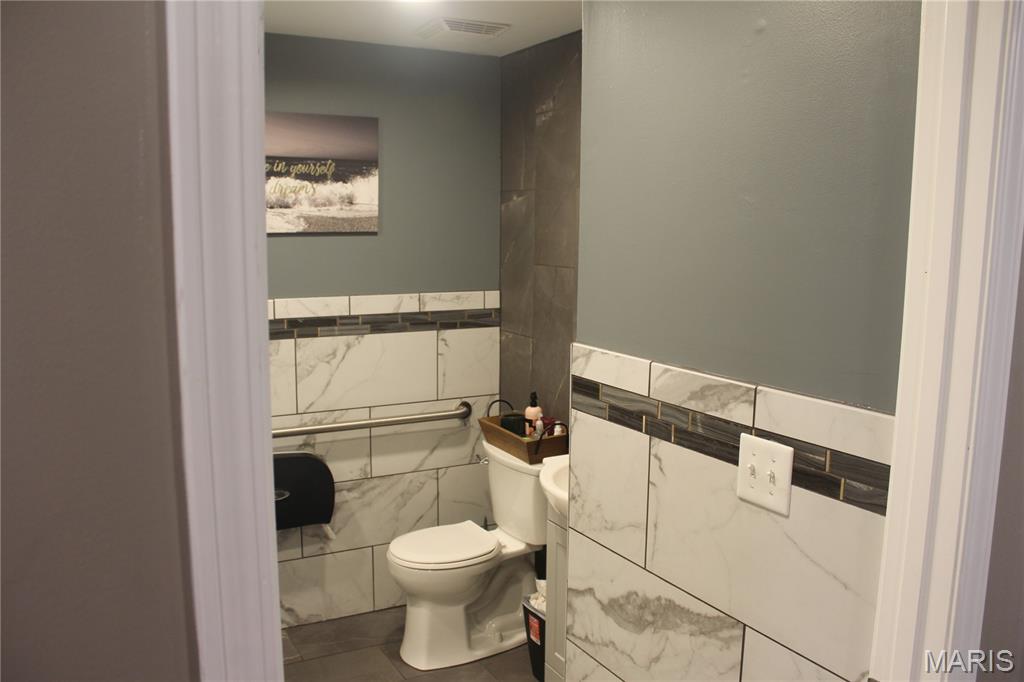 2300 W Osage Street 3 Property Photo 9