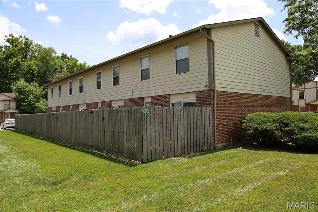 27 Park Charles Boulevard B Property Photo 16