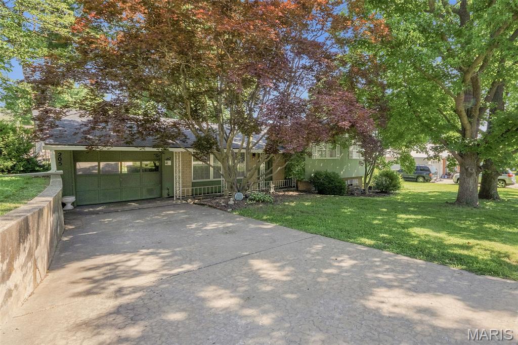 205 Hillcrest Drive Property Photo 2