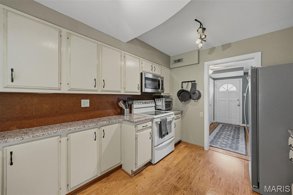 8139 S Laclede Station Road Property Photo 9