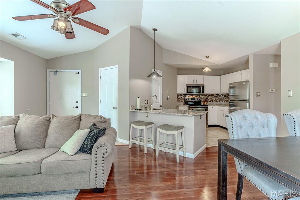 1332 Highland Oaks Drive D Property Photo 6