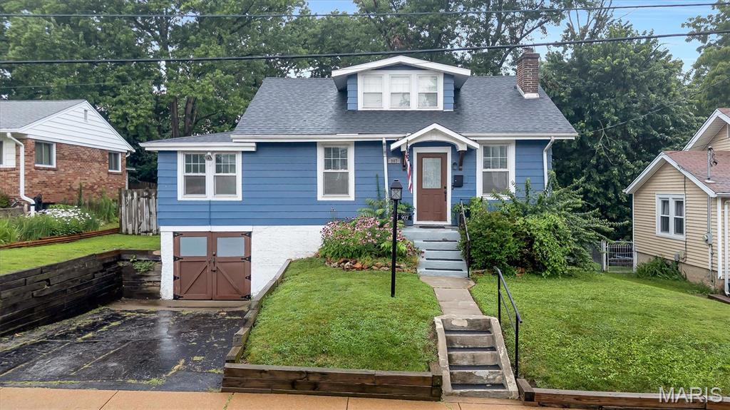 907 N Woodlawn Avenue Property Photo 1