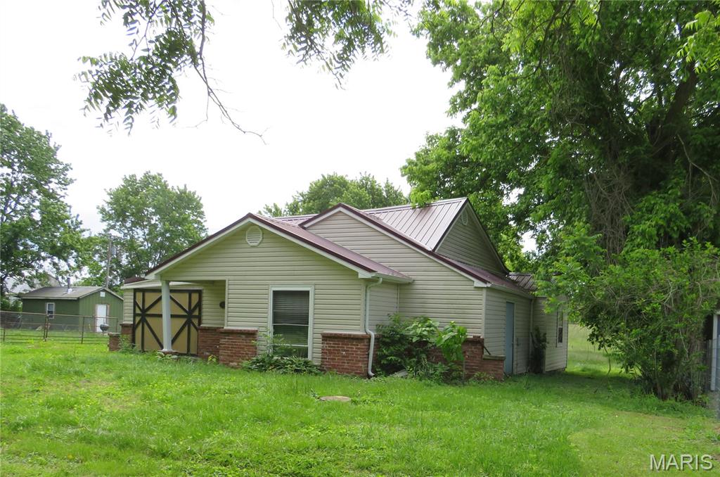 90 W Blue Bird Lane Property Photo 2