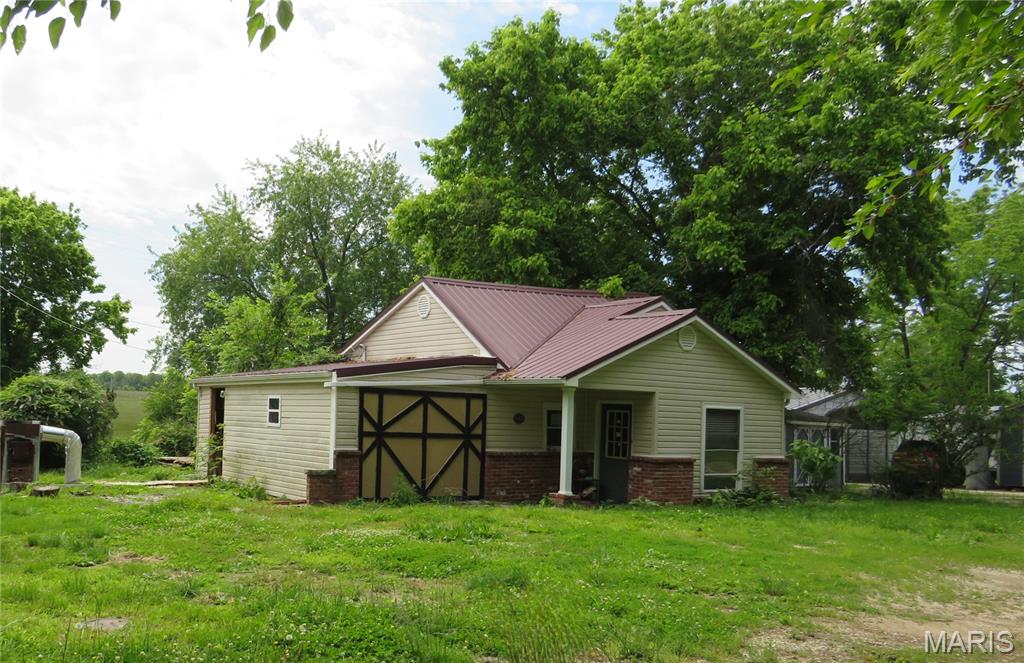 90 W Blue Bird Lane Property Photo 4