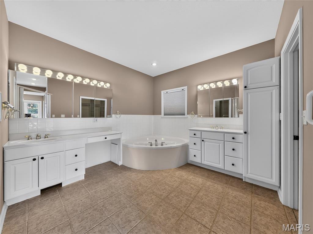 412 Willow Creek Drive Property Photo 32