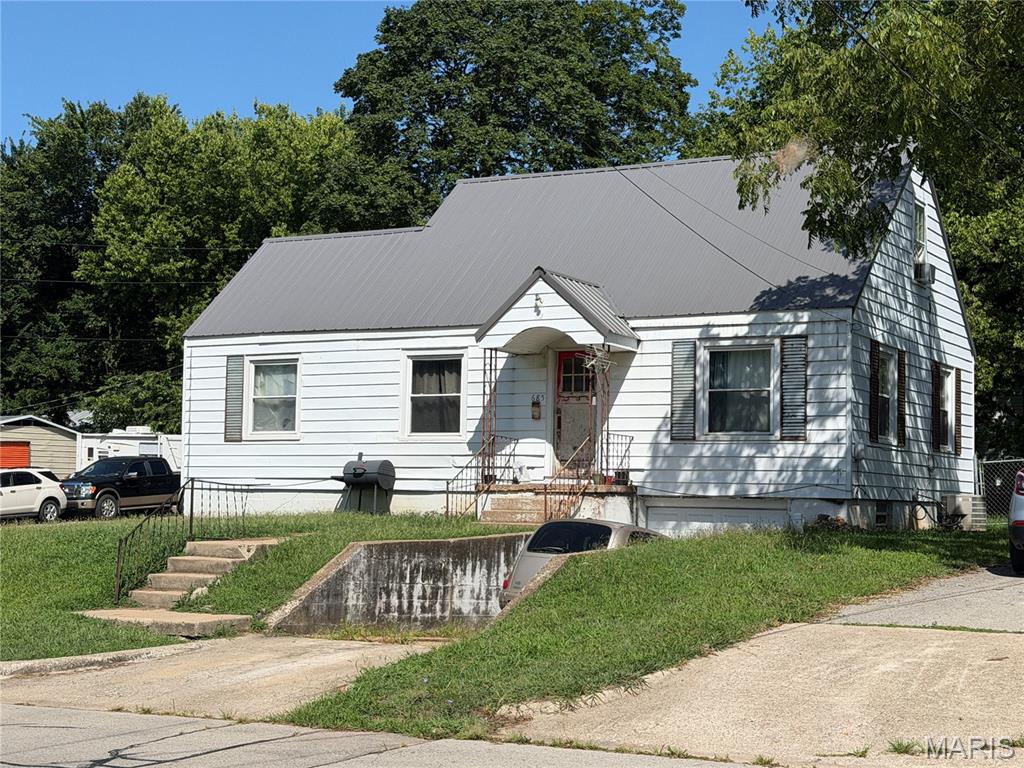 685 W 2nd Street Property Photo 1