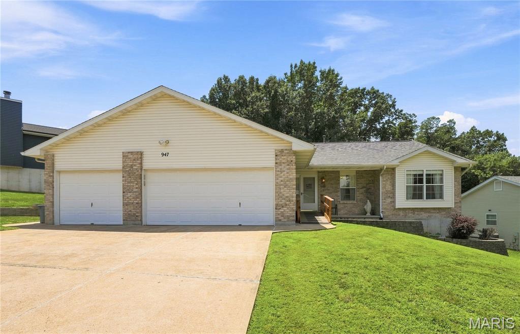 947 Falcon Drive Property Photo 1