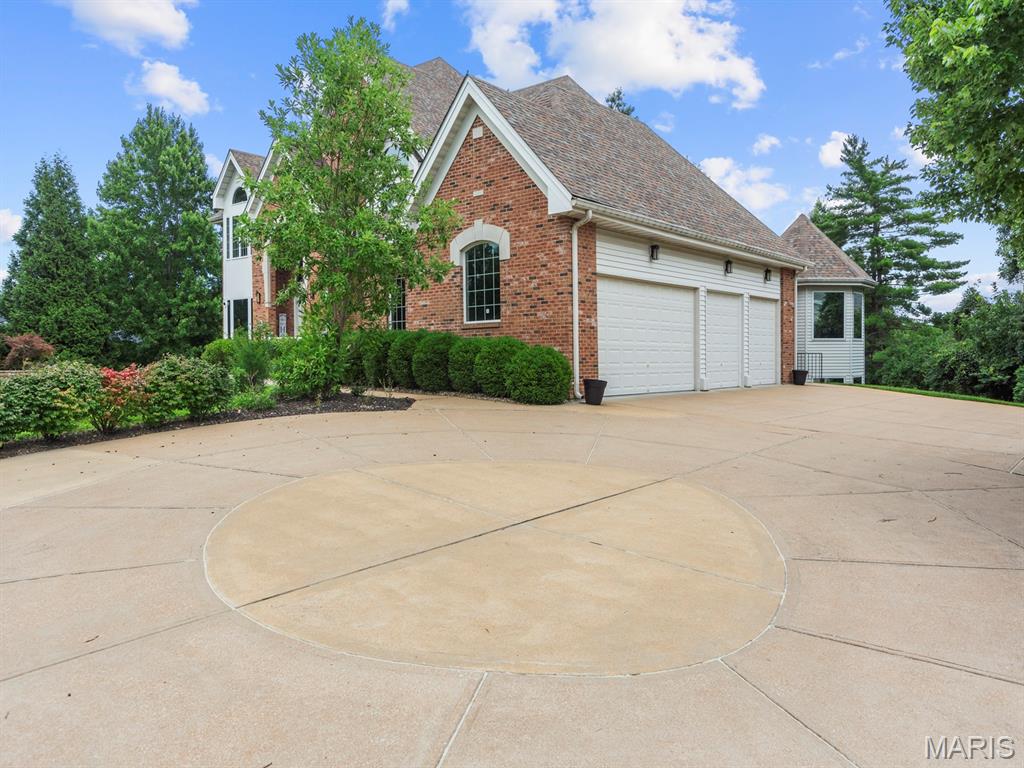 360 Laduemont Drive Property Photo 7
