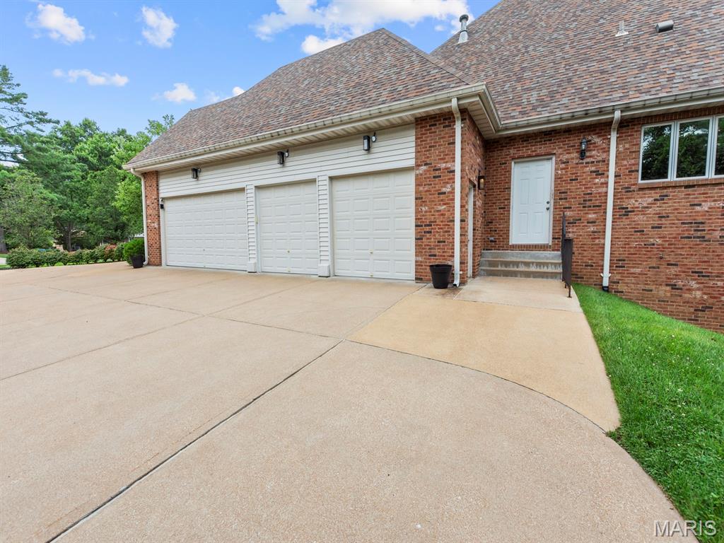 360 Laduemont Drive Property Photo 8