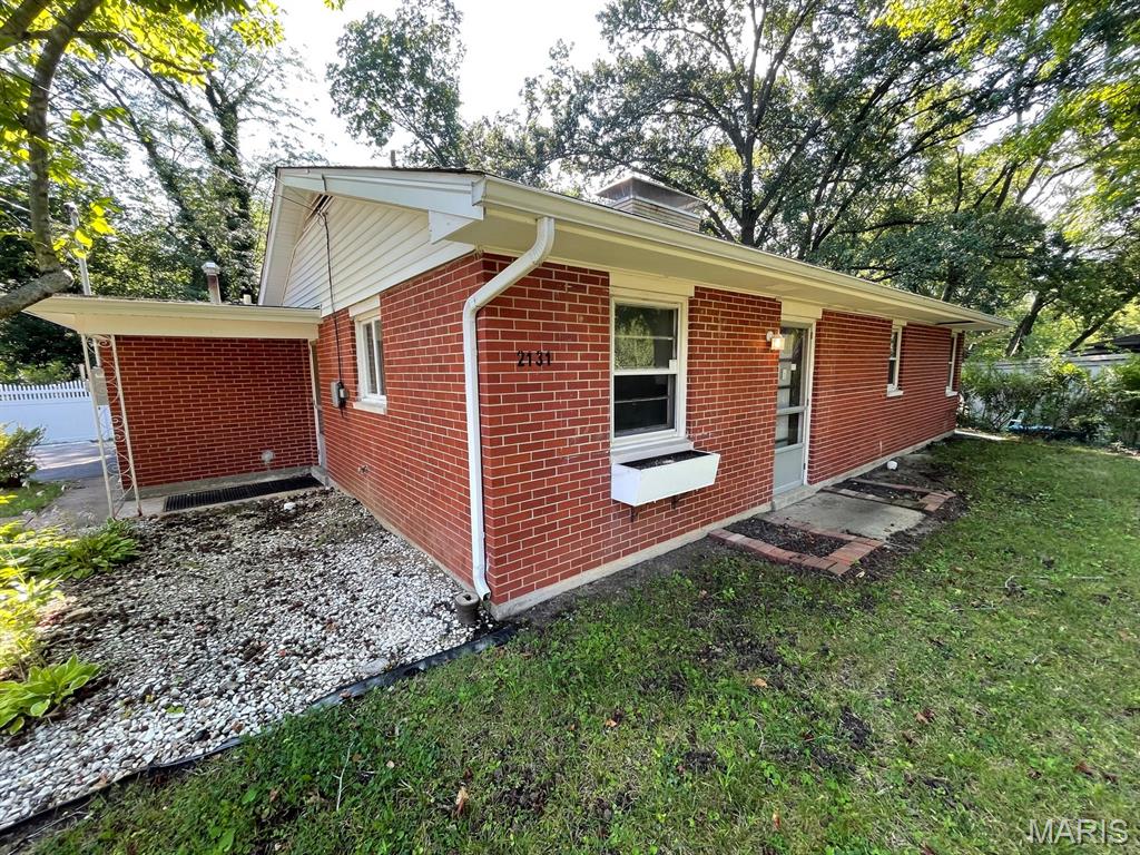 2131 Hill Crest Drive Property Photo 2