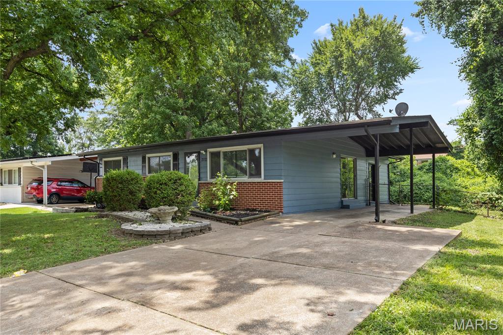 2025 Thunderbird Avenue Property Photo 1