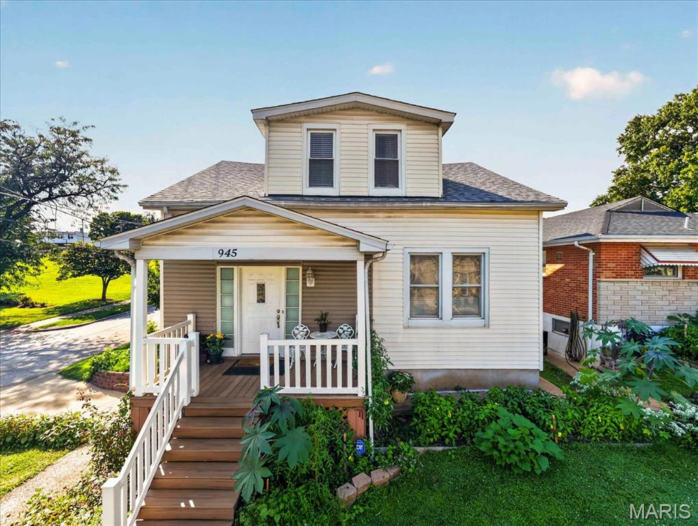 945 Regina Avenue Property Photo 1