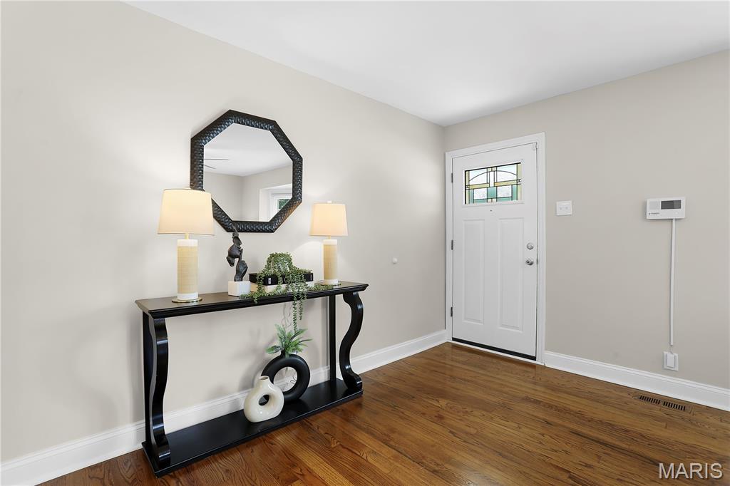 1542 N Hanley Road Property Photo 2