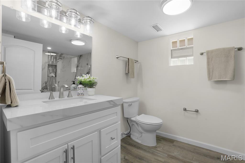 1542 N Hanley Road Property Photo 17