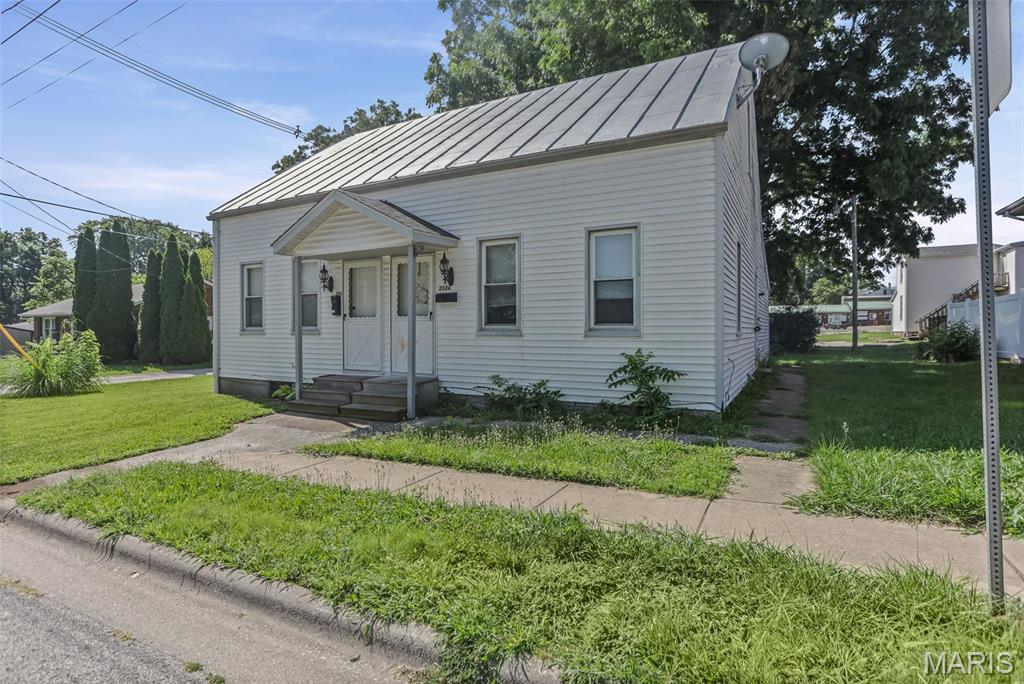202 E 1st Street Property Photo 4