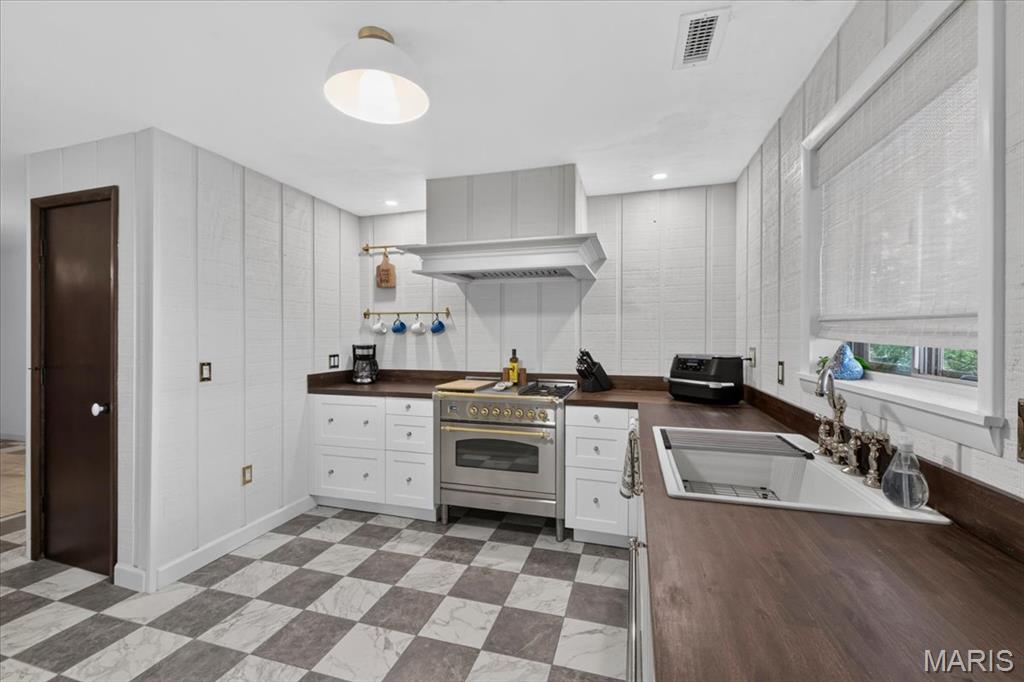 3661 S Lakeshore Drive Property Photo 13
