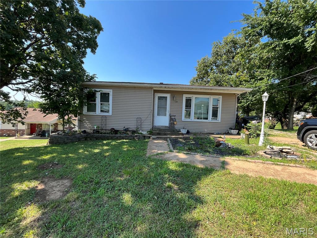 611 N Division Street Property Photo 1