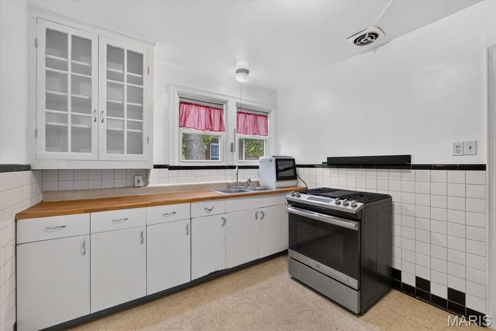 7626 Fairham Avenue Property Photo 11