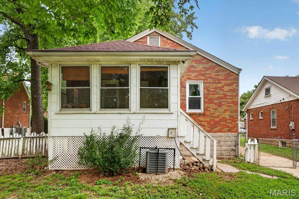 7626 Fairham Avenue Property Photo 18