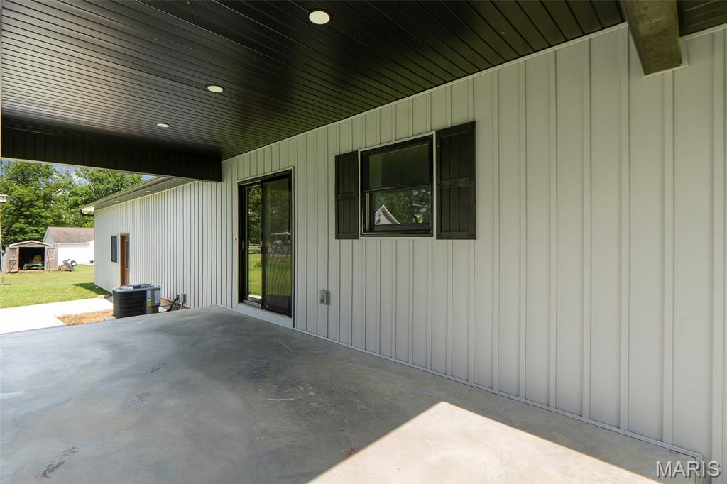 451 E North Street Property Photo 8