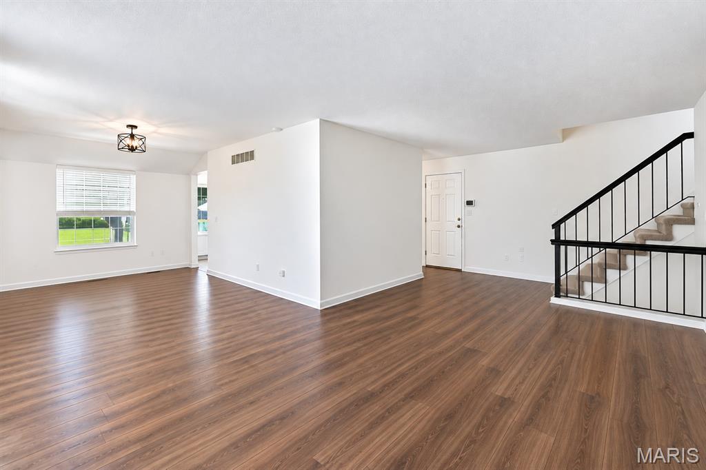 1513 Royal Oak Court Property Photo 3