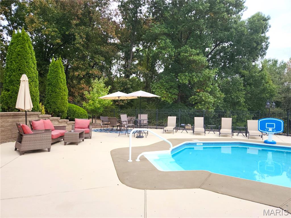 10570 Glen Oaks Drive Property Photo 3