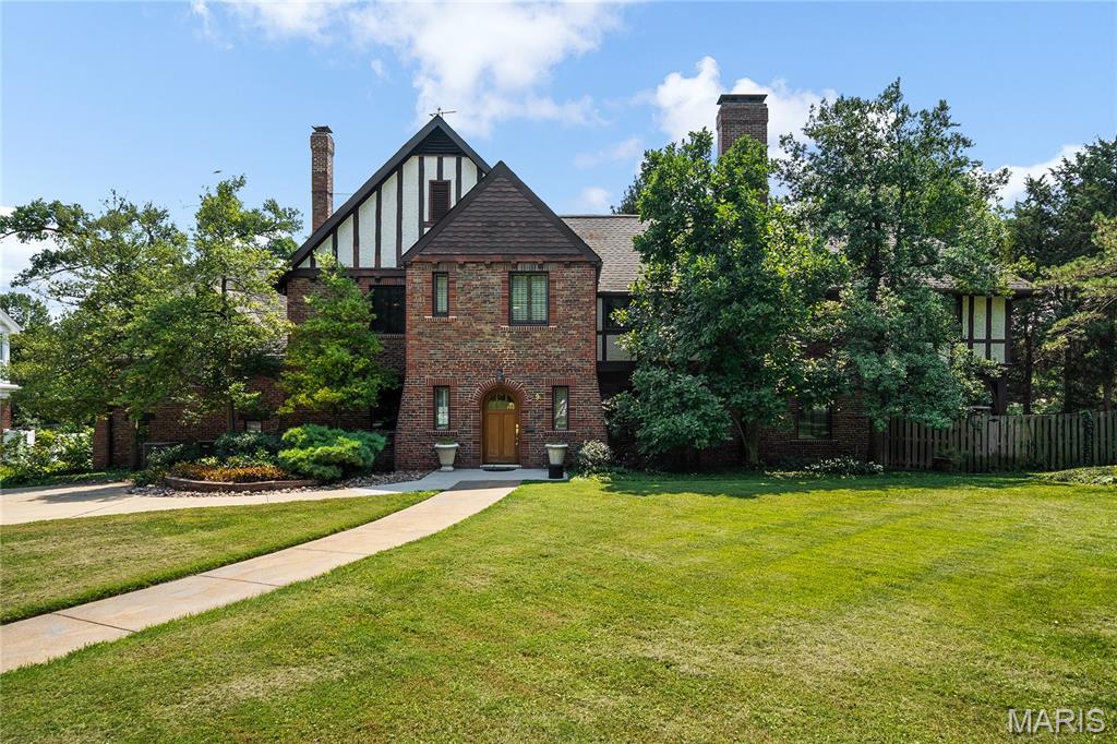 9 Bellerive Acres Property Photo 1