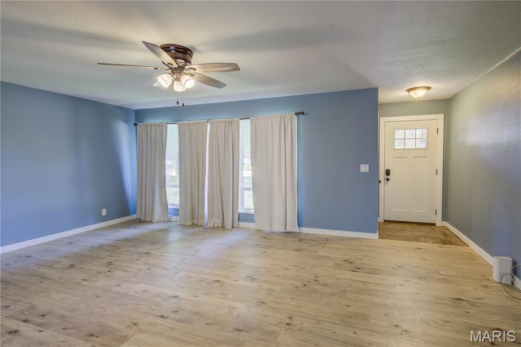922 Hawthorn Drive Property Photo 3