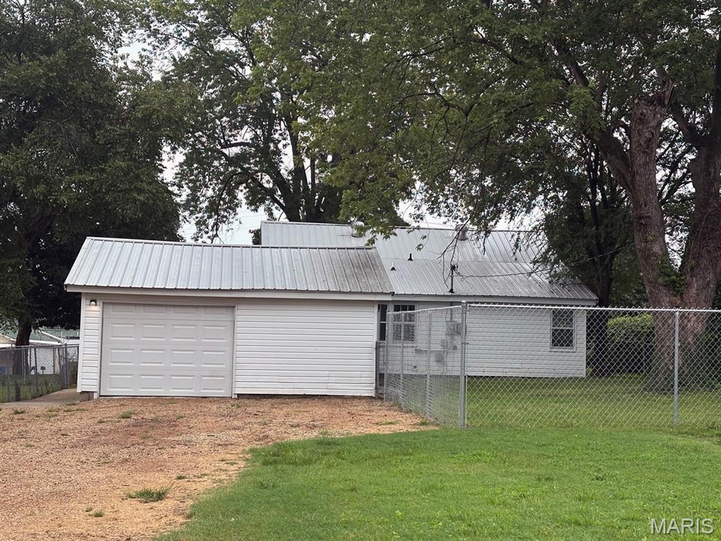711 N Prairie Street Property Photo 24