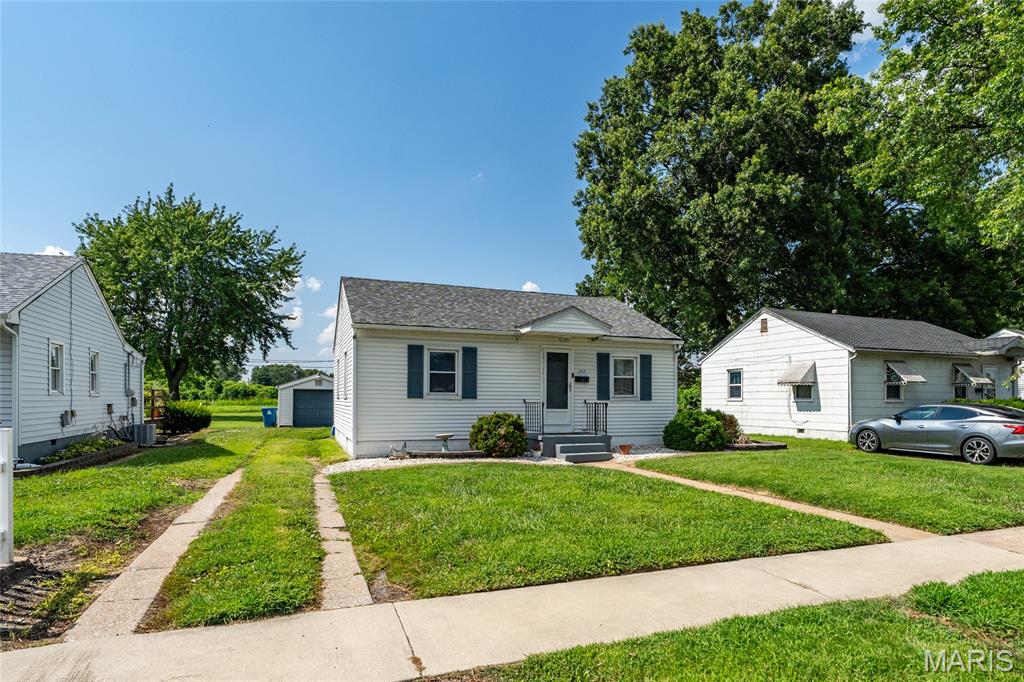 2633 Center Street Property Photo 4