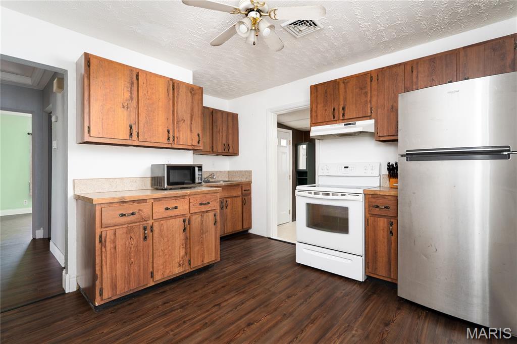 2633 Center Street Property Photo 11