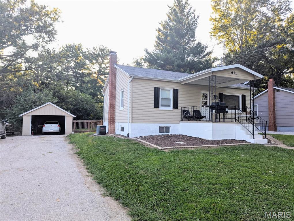 611 Clarence Street Property Photo 1