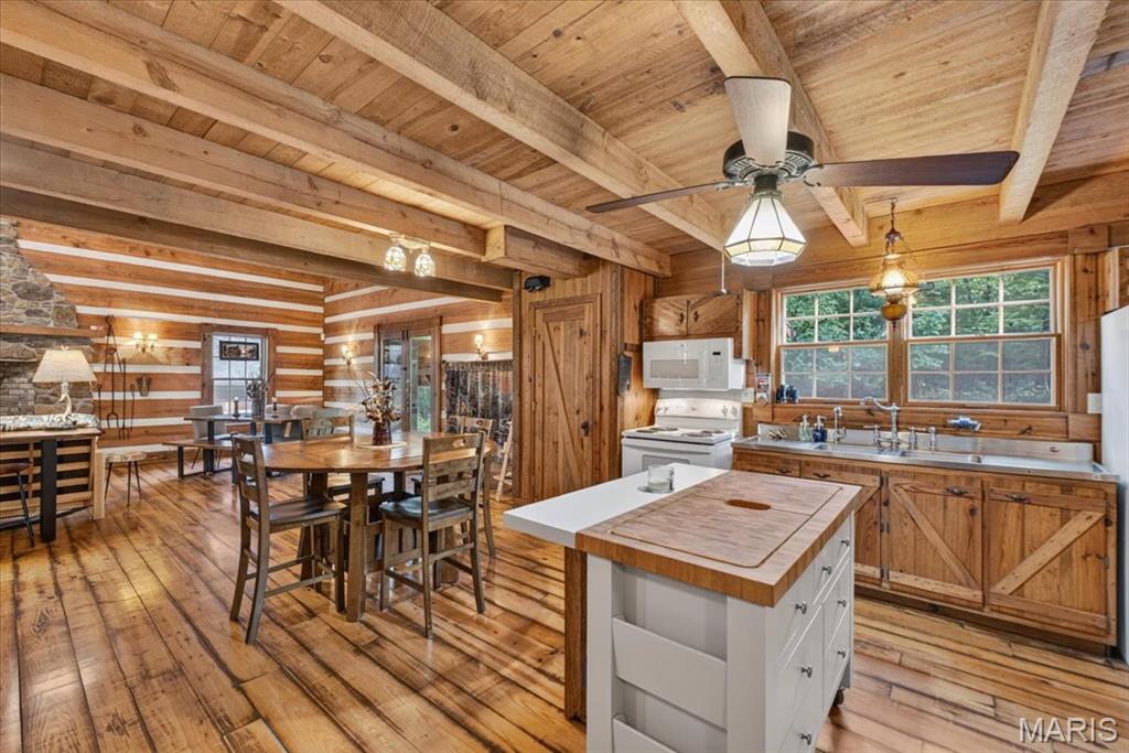 6195 N Lakeshore Drive Property Photo 15