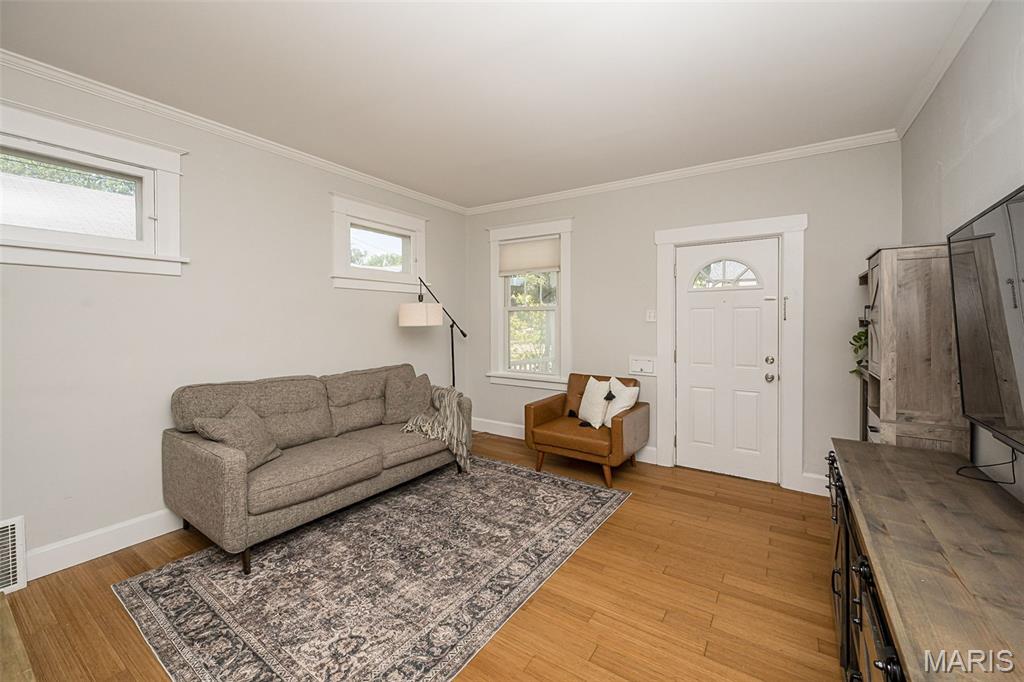 8834 Pine Avenue Property Photo 6