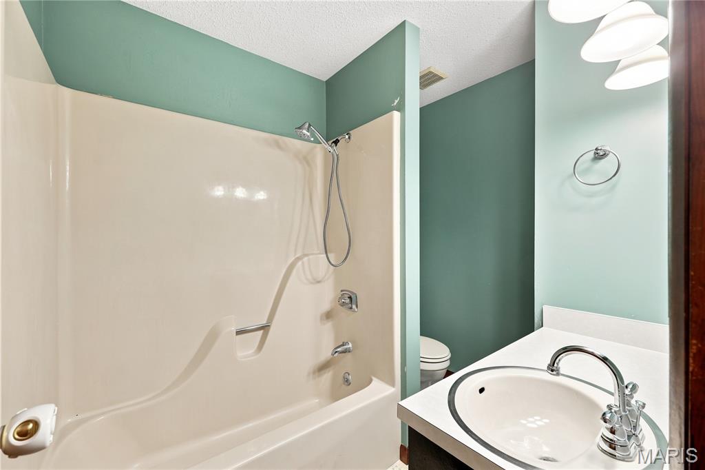 210 E 12th Street Property Photo 14