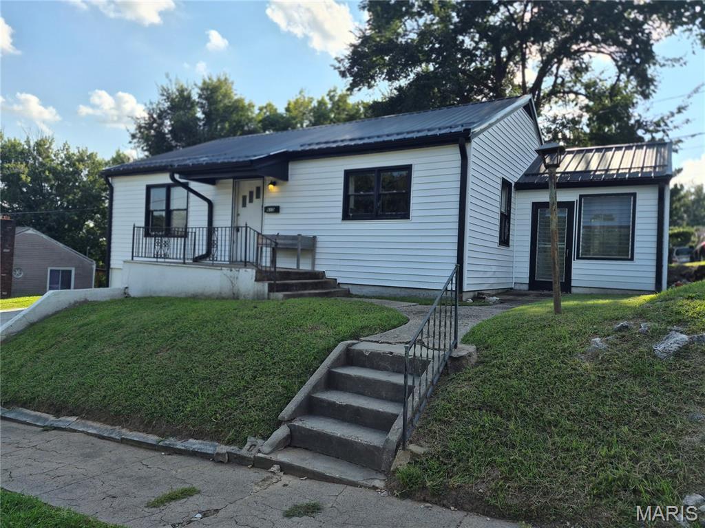 615 N Hawkins Avenue Property Photo 1