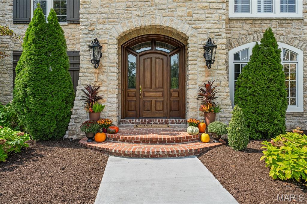 2457 Town And Country Lane Property Photo 3