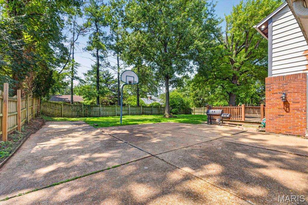 689 Henry Avenue Property Photo 28