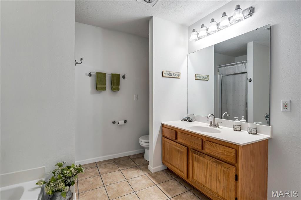 908 Amesbury Court Property Photo 25